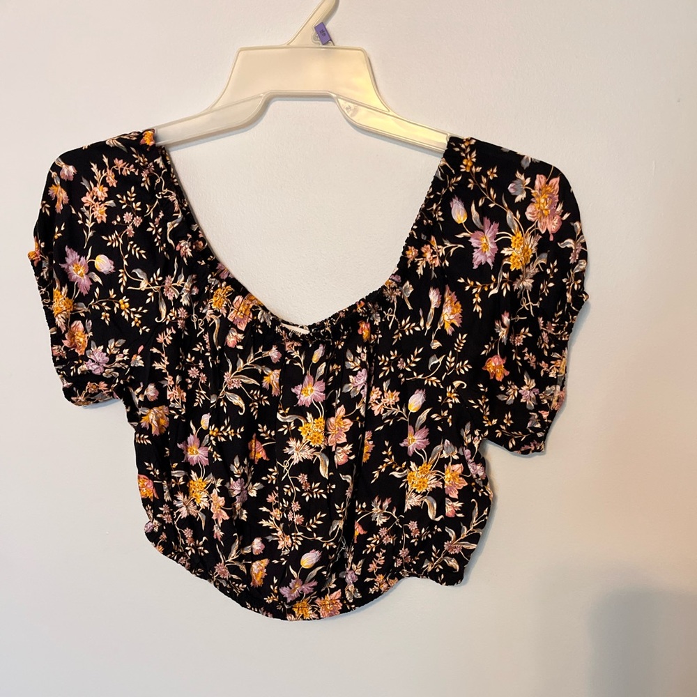 American Eagle Outfitters Black Floral Puff-Sleeve Crop Top